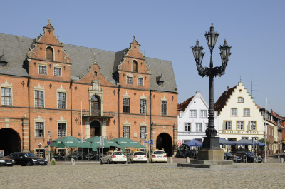 Bummeln in Glückstädter Altstadt Rathaus