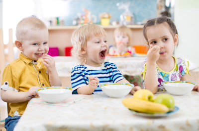 Kinder im Kindergarten beim Mittag