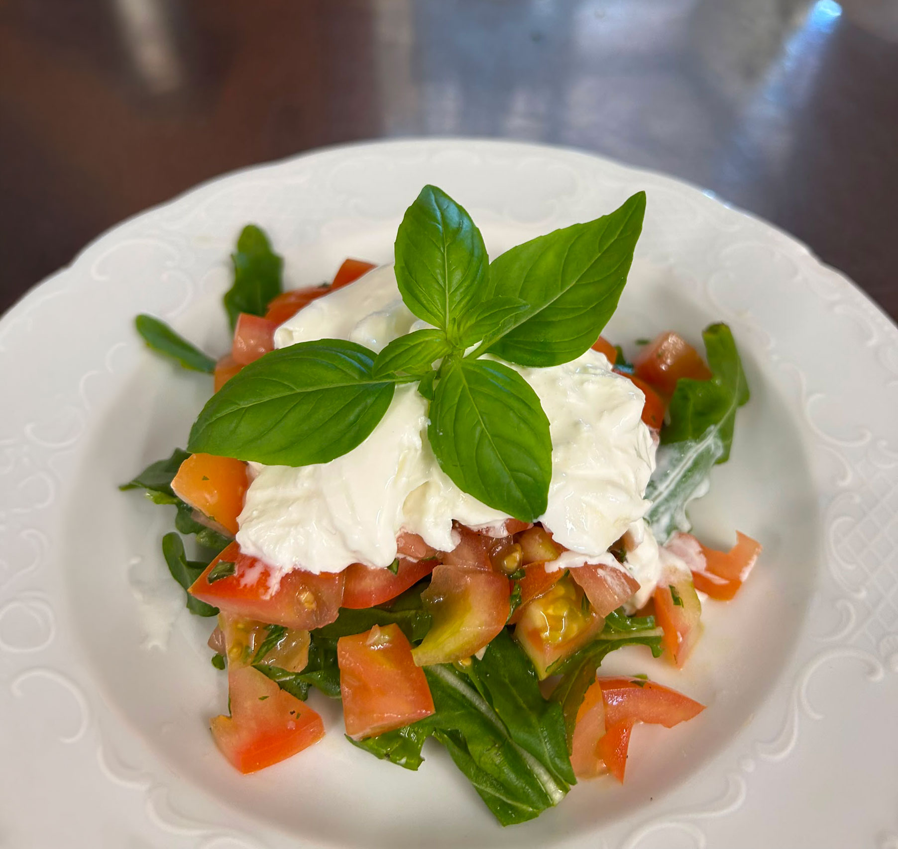 Tomate mit gezupftem Burata